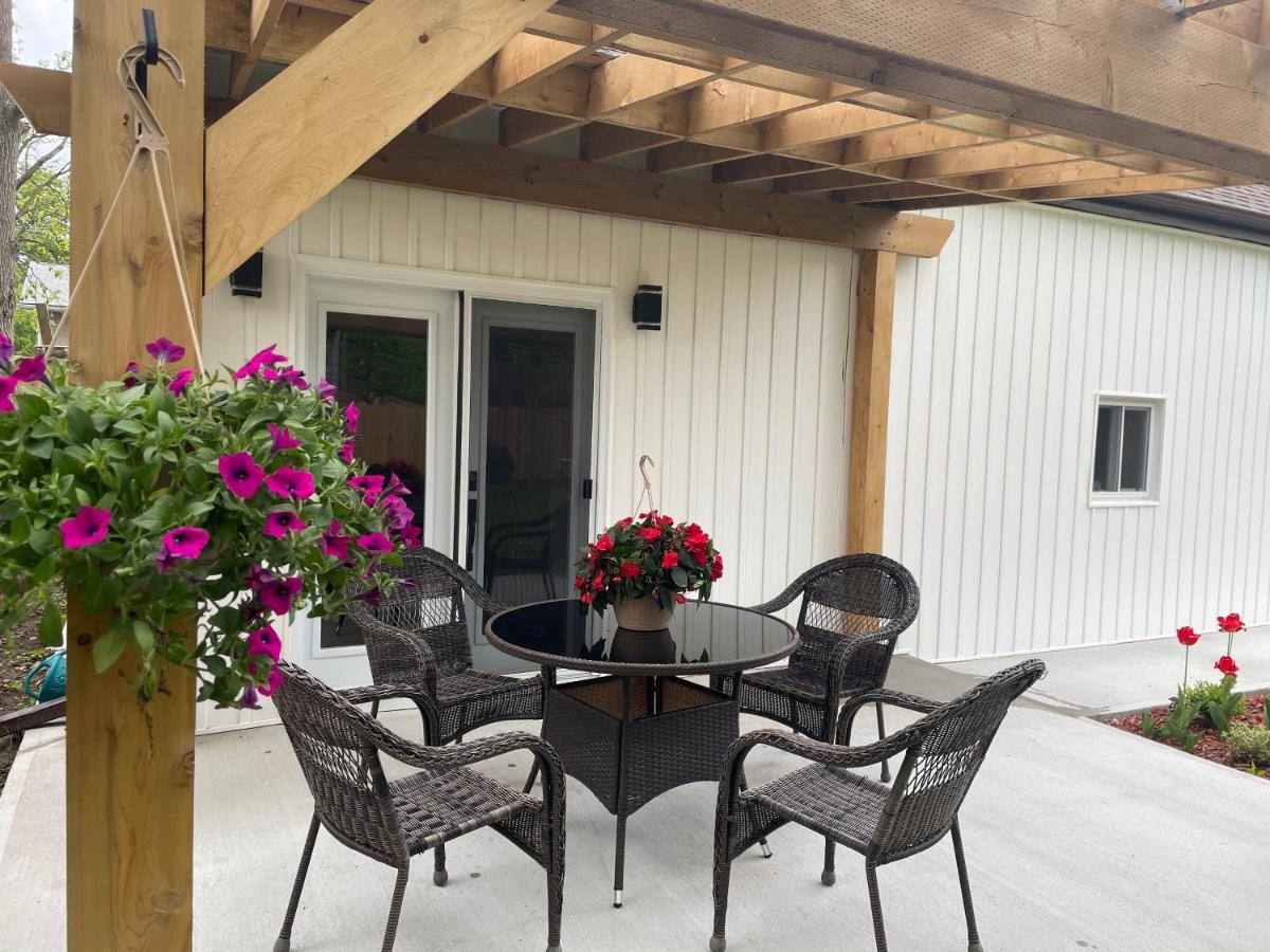 Cozy Cottage Style House Kitchener Exterior photo